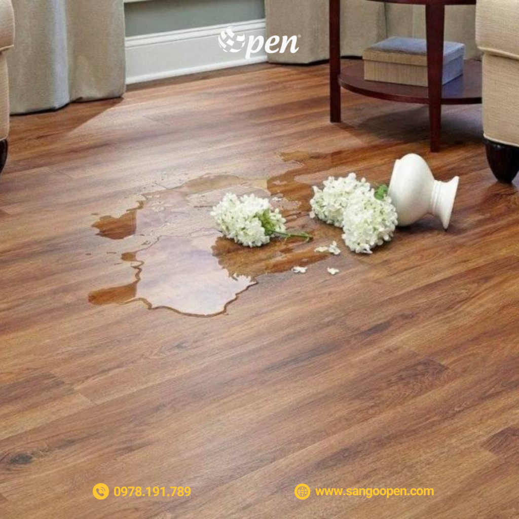 Sàn gỗ không chống nước = Tết dọn nhà là thấy phiền ngay